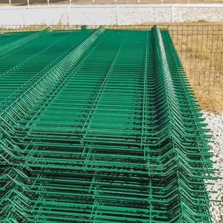 Paneles de malla electrosoldada verde apilados